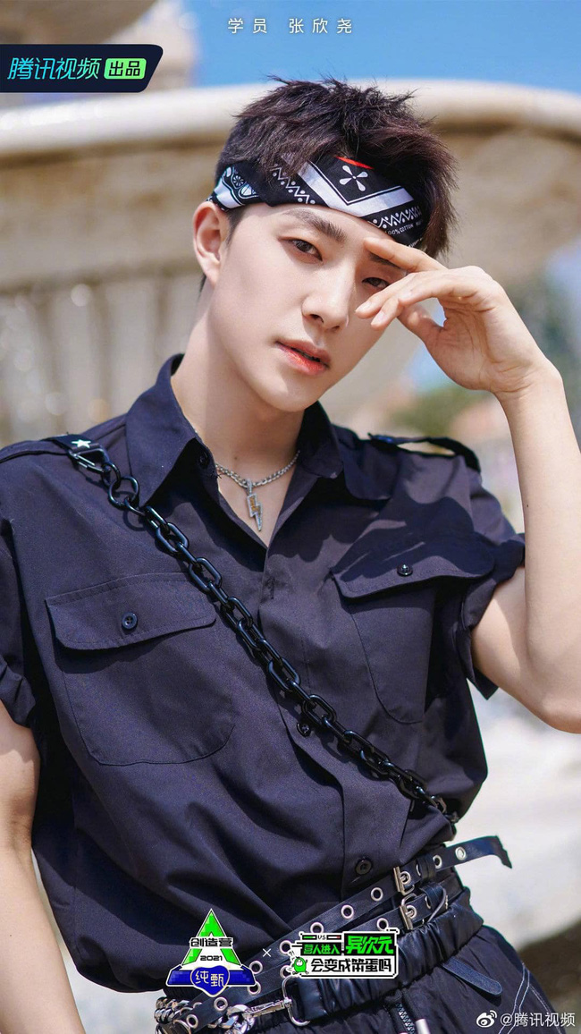 Trương Hân Nghiêu với vẻ ngoài mạnh mẽ và thêm vào đó là tạo hình với headband càng khiến hội chị em 'phát cuồng'.