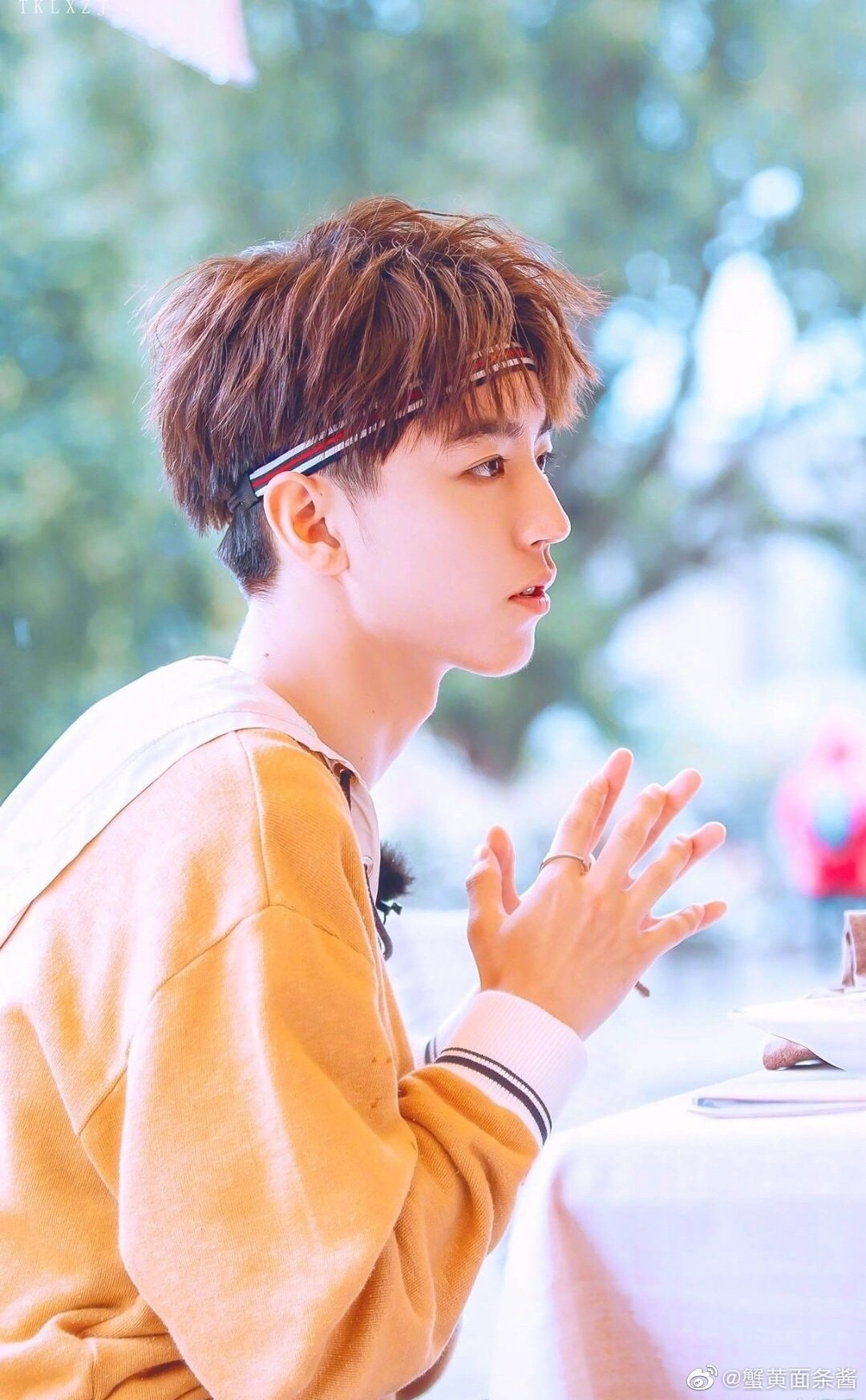 Vương Tuấn Khải là chàng trai khiến người hâm mộ bùng nổ vì giá trị nhan sắc đạt đến trình độ 'thượng thừa' đặc biệt tạo hình với chiếc headband khiến nam ca sĩ càng thêm 'ngầu'.