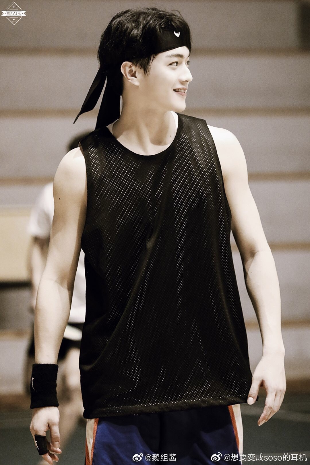 Hứa Khải khiến hội chị em chỉ muốn 'rụng trứng' với góc nghiêng thần thánh và nụ cười cực kỳ mang tính sát thương. Mỗi lần xuất hiện trong trang phục thể thao cùng chiếc headband, Hứa Khải mang đến một phong cách năng động không thể rời mắt.