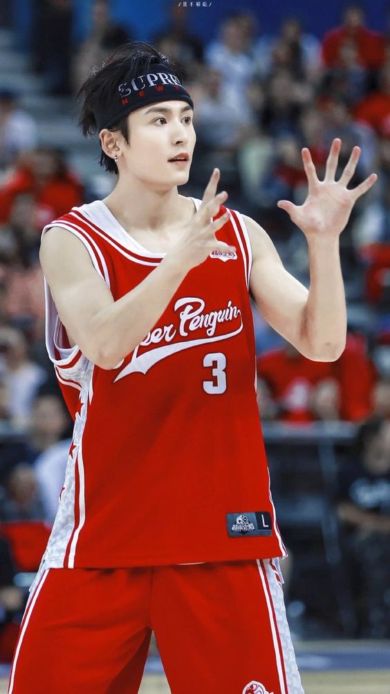 Trương Triết Hạn dù vướng vào ồn ào bị tẩy chay nhưng không thể phủ nhận nhan sắc đẹp đến mê hồn của nam diễn viên khi tạo hình với chiếc headband cùng đồng phục bóng rổ.