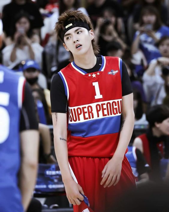 Ngô Diệc Phàm cũng sở hữu giá trị nhan sắc cực cao khi đeo headband cùng trang phục thể thao tạo nên sự năng động trong con người nam diễn viên.