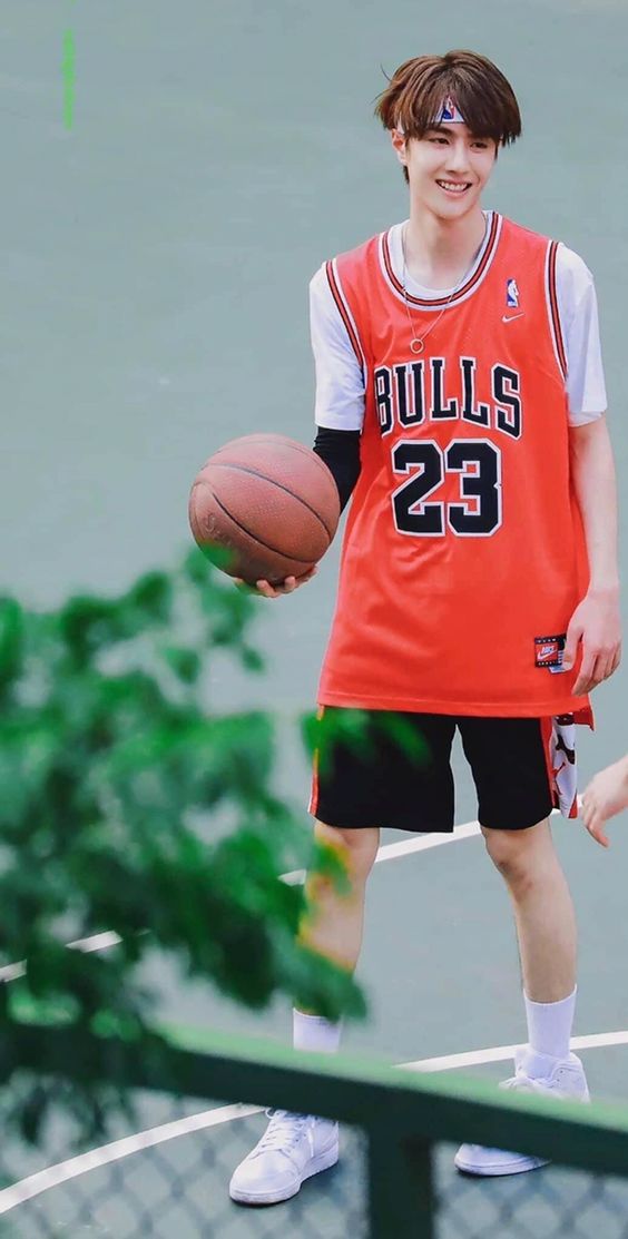 Vương Nhất Bác không thể thiếu trong dàn mỹ nam sở hữu nhan sắc có lực sát thương cực cao. Vốn là nam thần đam mê các môn như đua xe, nhảy, bơi lội, trượt ván, bóng rổ,.. mỗi lần xuất hiện với chiếc headband cùng đồng phục thể thao, Vương Nhất Bác lại khiến fan 'xỉu lên, xỉu xuống'.