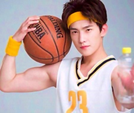 Dương Dương chắc chắn không còn từ nào để chê nhan sắc cực phẩm. Không phải ngẫu nhiên mà nam diễn viên được lọt vào bảng xếp hạng tứ đại đỉnh lưu của Cbiz.Dù là tạo hình cổ trang hay hiện đại thậm chí phong cách thể thao với chiếc headband cũng không mất đi giá trị nhan sắc của Dương Dương.