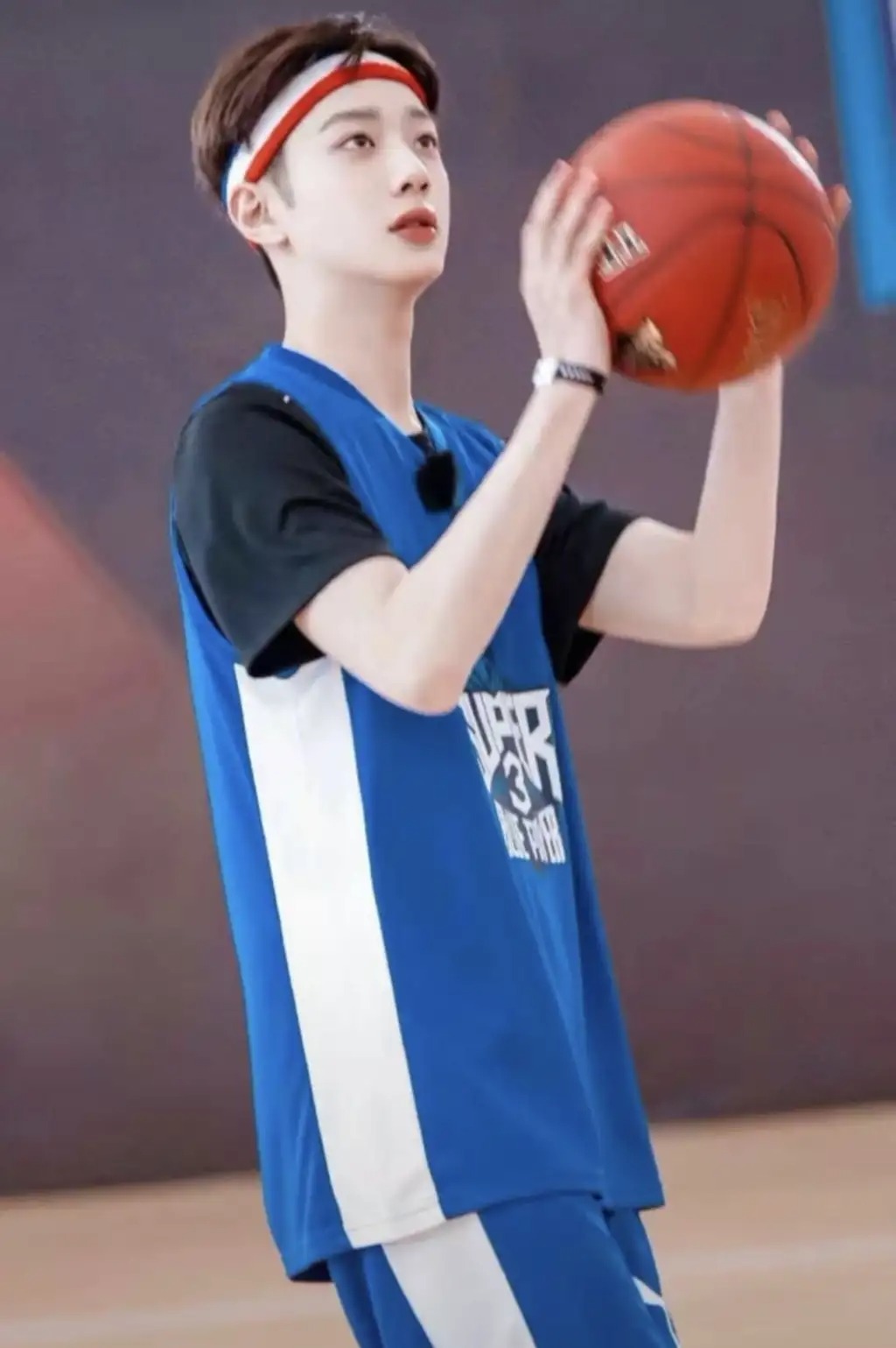 Lại Quán Lâm cũng không thể thiếu trong dàn mỹ nam đội headband kết hợp với đồng phục bóng rổ toát lên khí chất năng động, cực kỳ nam tính.