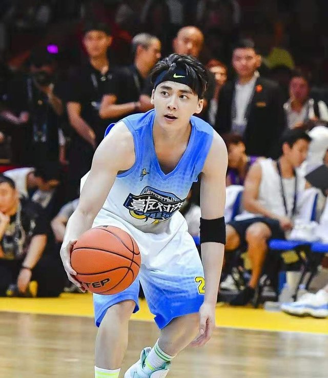 Lý Dịch Phong không hổ là một trong tứ đại lưu lượng của Cbiz khi không chỉ sở hữu nhan sắc cực đỉnh mà khí chất đầy nam tính khi đội headband khi chơi thể thao khiến fan mê mệt.