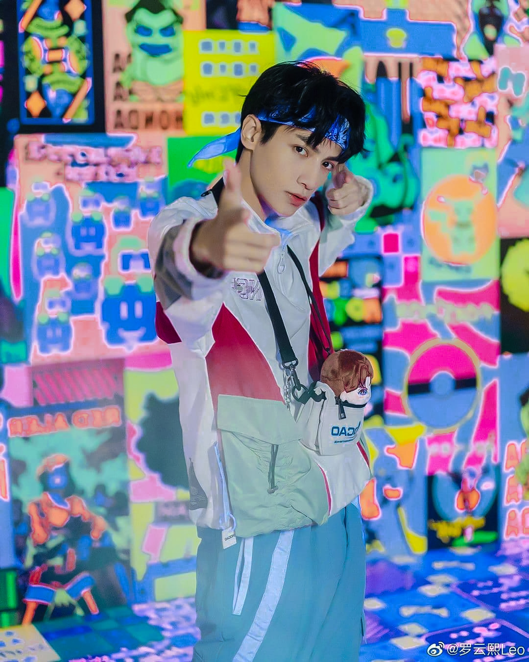 Đầu tiên chắc chắn phải nhắc đến La Vân Hi . Vốn sở hữu gương mặt điển trai, thon nhỏ, bất kỳ tạo hình nào đều không làm khó được La Vân Hi đặc biệt trang phục đầy năng động kết hợp với headband trên đầu khiến fan đứng ngồi không yên.