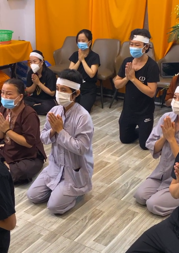 Mẹ nam ca sĩ cũng có mặt. Ảnh FBNV