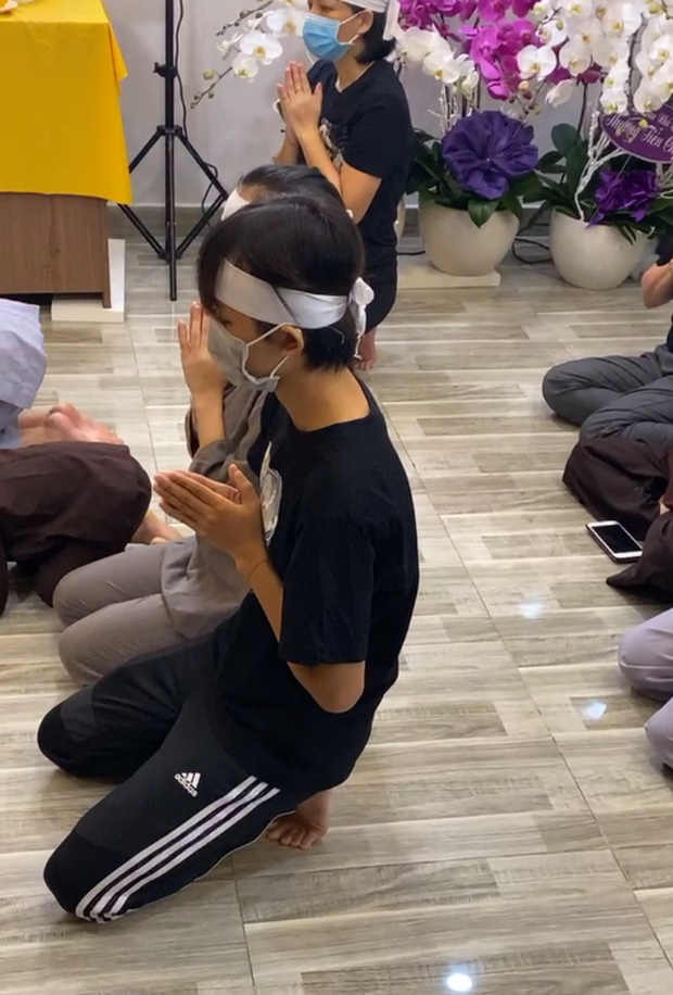 Hồ Văn Cường xuất hiện trong tang lễ. Ảnh FBNV