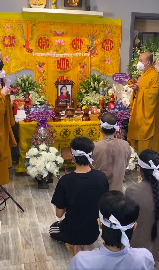Các con Phi Nhung trong lễ cầu siêu cho mẹ nuôi. Ảnh FBNV Các con Phi Nhung trong lễ cầu siêu cho mẹ nuôi. Ảnh FBNV