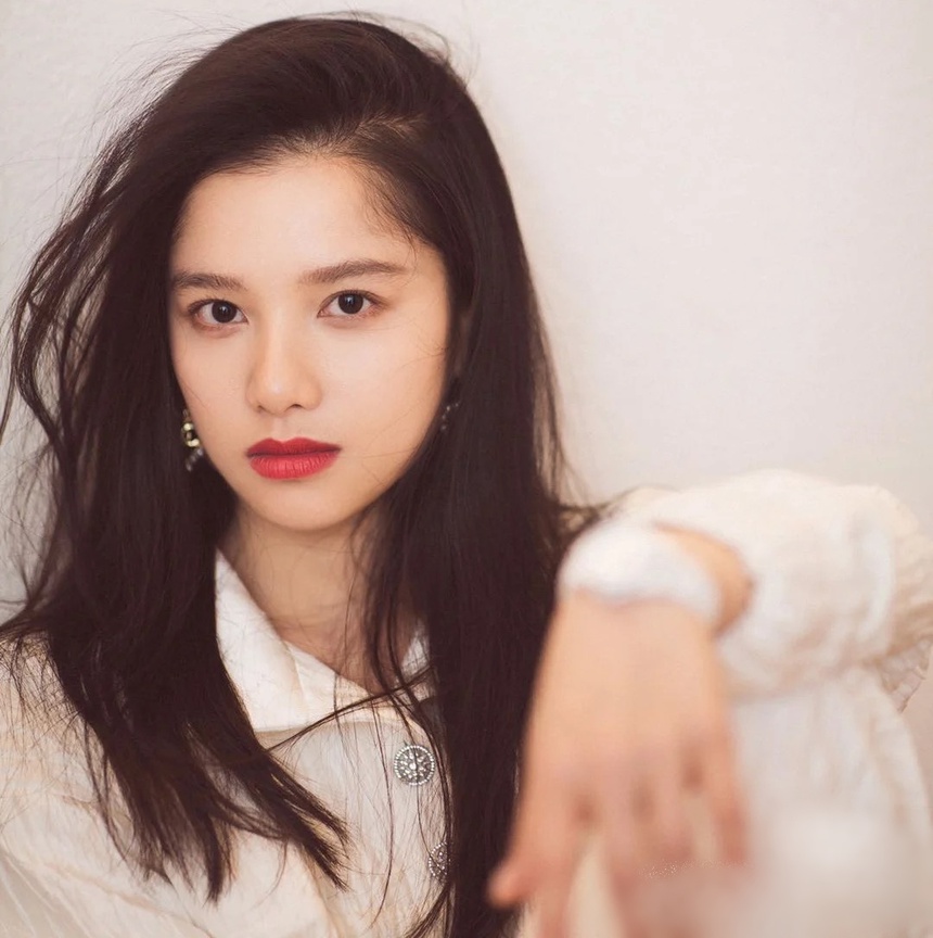 Trương Tịnh Nghi chính là 'gà cưng' trong công ty của Châu Tấn. Sở hữu vẻ đẹp ngây thơ, trong veo, Trương Tịnh Nghi cũng nằm trong dàn mỹ nhân có đôi má phúng phính được ví như 'thần tiên' khiến fan hâm mộ thổn thức.