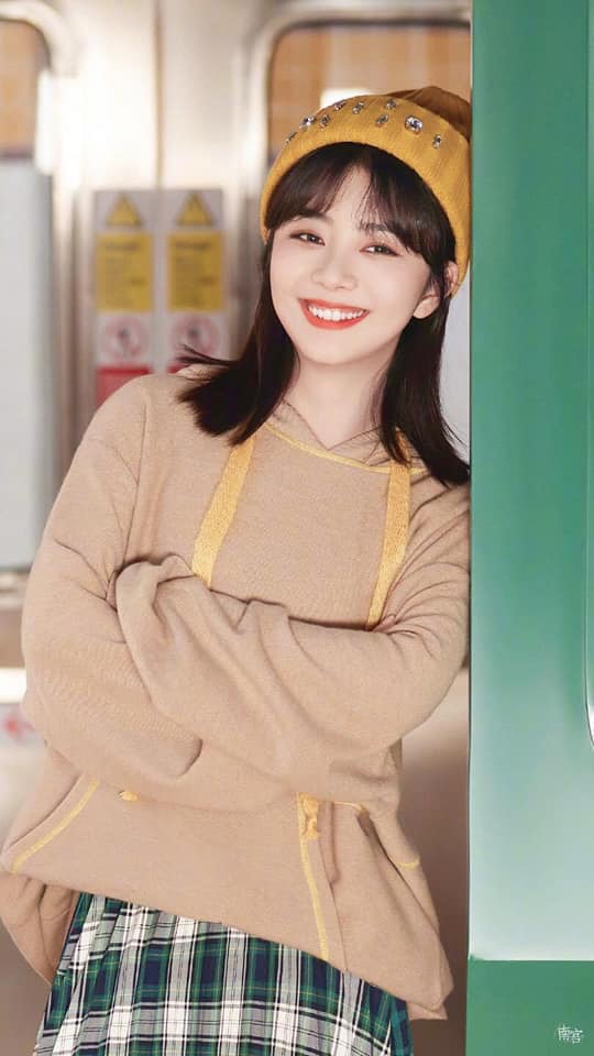 Đàm Tùng Vận không thể thiếu trong dàn mỹ nhân sở hữu đôi má phúng phính. Chính nhờ điểm đặc biệt này nên Đàm Tùng Vận luôn được ưu ai trong thể loại phim thanh xuân vườn trường mà không bị chê bai.