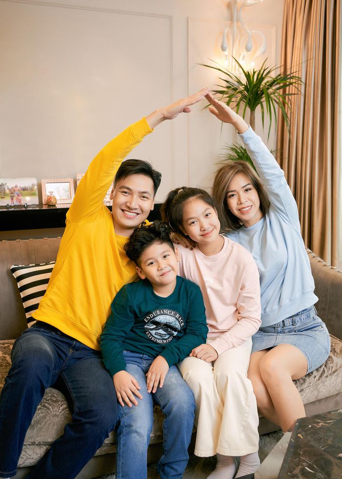 Hình ảnh cả gia đình Mạnh Trường. Ảnh FBNV