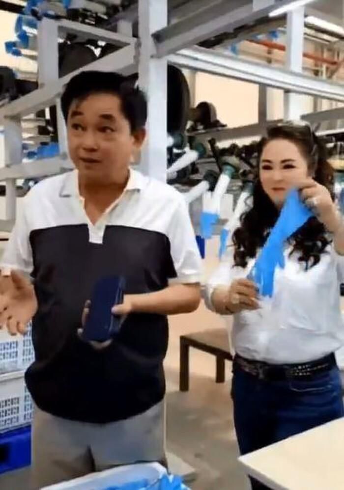 Bà Phương Hằng bị 'bóc mẽ' một 'gương mặt khác' khi bên cạnh chồng đại gia 2 Bà Phương Hằng bị 'bóc mẽ' một 'gương mặt khác' khi bên cạnh chồng đại gia 2