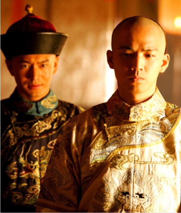 Chung Hán Lương từng thủ vai hoàng đế Khang Hy rất thành công trong phim Khang Hy hoàng đế.