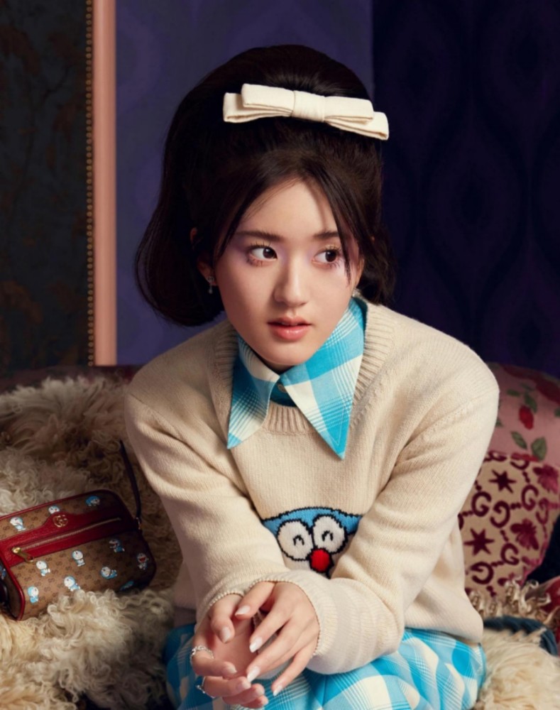 Triệu Lộ Tư vốn đã sở hữu nhan sắc đáng yêu khi kết hợp với áo phông Doraemon tươi tắn cùng với quần ống rộng mang hơi hướng retro tạo nên một tổng thể tuyệt phẩm.