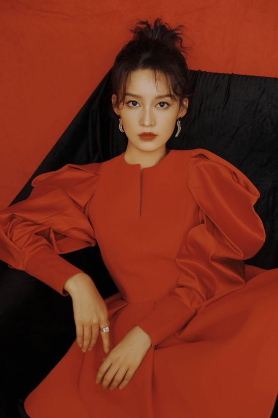 Lý Thấm cũng không thể thua kém dàn mỹ nhân Việt khi đọ sắc với tạo hình phong cách retro. Diện váy màu cam nhưng Lý Thấm không bị dìm da mà còn nổi bật lên thần thái ngút ngàn khiến dân tình yêu thích.