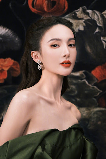 Kim Thần cũng nằm trong danh sách mỹ nhân có tạo hình phong cách retro. Bước sang tuổi 30, Kim Thần ngày càng đẹp mặn mà khiến người hâm mộ mê mẩn.