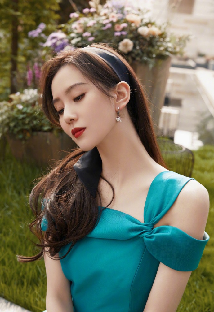 Lưu Thi Thi như tiểu thư nhà trâm anh thế phiệt với tạo hình phong cách retro. Với thân hình và nhan sắc như thế này ít ai nhận ra đây chính là bà mẹ 1 con.