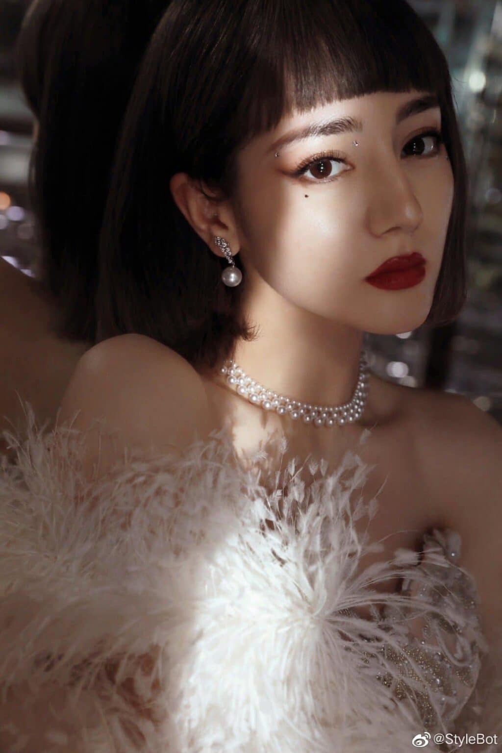 Trùm cuối chắc chắn phải nhắc đến Địch Lệ Nhiệt Ba. Không chỉ nhan sắc xinh đẹp mà thần thái của mỹ nhân Tân Cương cũng sang chảnh như nàng tiểu thư quý tộc kiêu kỳ.