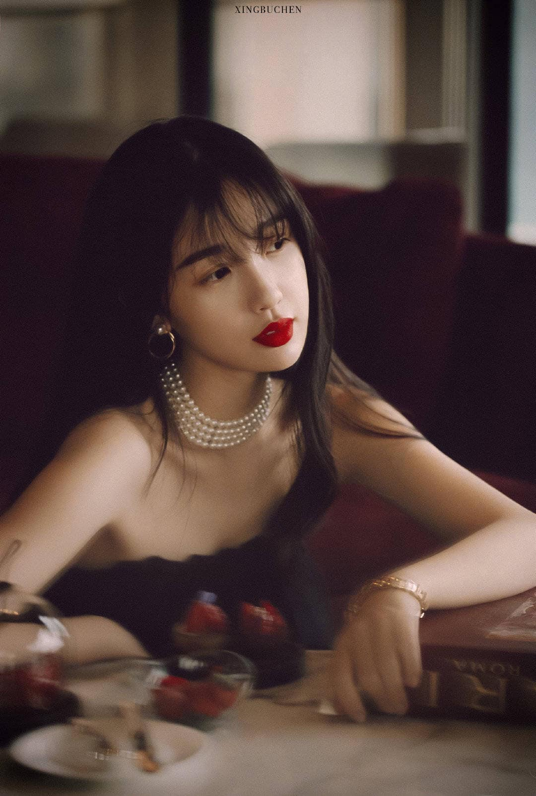 'Thánh hài' Ngu Thư Hân cũng ghi điểm nhờ nhan sắc nhẹ nhàng, và đáng yêu với phong cách retro đầy ấn tượng.