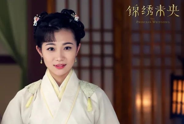 Mục Lạc Ân dù không phải là diễn viên nổi bật trong Cbiz nhưng khi vào vai nô tỳ trong phim cổ trang 'Cẩm Tú Vị Ương' đã giúp cô đến gần với màn ảnh khi gây ấn tượng với nhan sắc ngọt ngào.