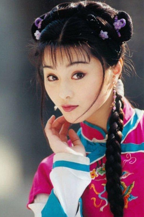 Đối với Phạm Băng Băng thì không thể quên được vai diễn nô tỳ Kim Tỏa trong phim 'Hoàn Châu Cách Cách'. Với nhan sắc xinh đẹp cùng khí chất xuất thần đã gây sốt màn ảnh một thời.