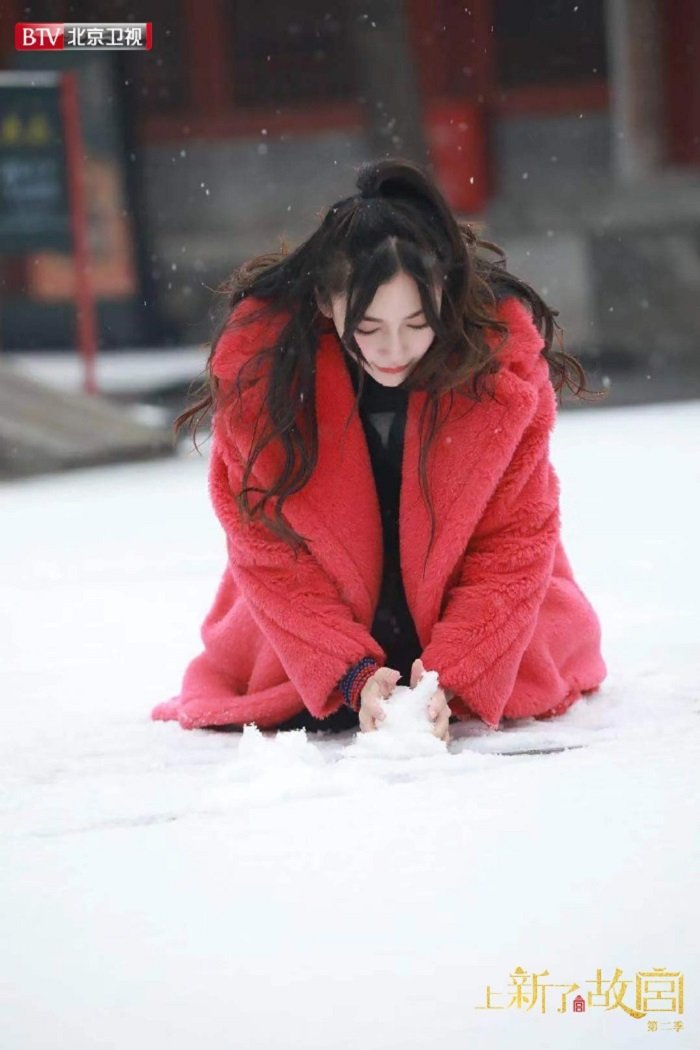 Nhắc đến khoảnh khắc nghịch tuyết thì không thể không nhắc đến Angela Baby. Diện áo màu đỏ rực, bà xã Huỳnh Hiểu Minh nổi bật trên nền tuyết trắng.