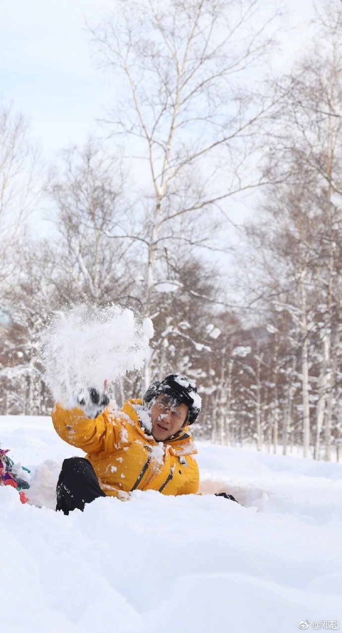 Chắc chắn màn nghịch tuyết ấn tượng phải nhắc đến Đặng Siêu. Chồng Tôn Lệ chưa bao giờ khiến người hâm mộ thất vọng về cả tính cách hài hước của mình.