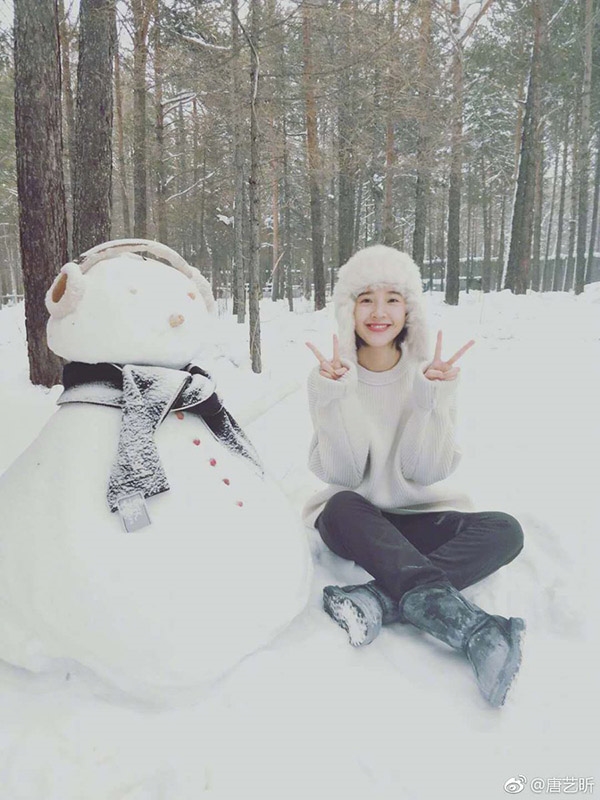 Đường Nghệ Hân cũng là một trong những mỹ nhân Cbiz có màn nghịch tuyết khiến người hâm mộ thích thú.