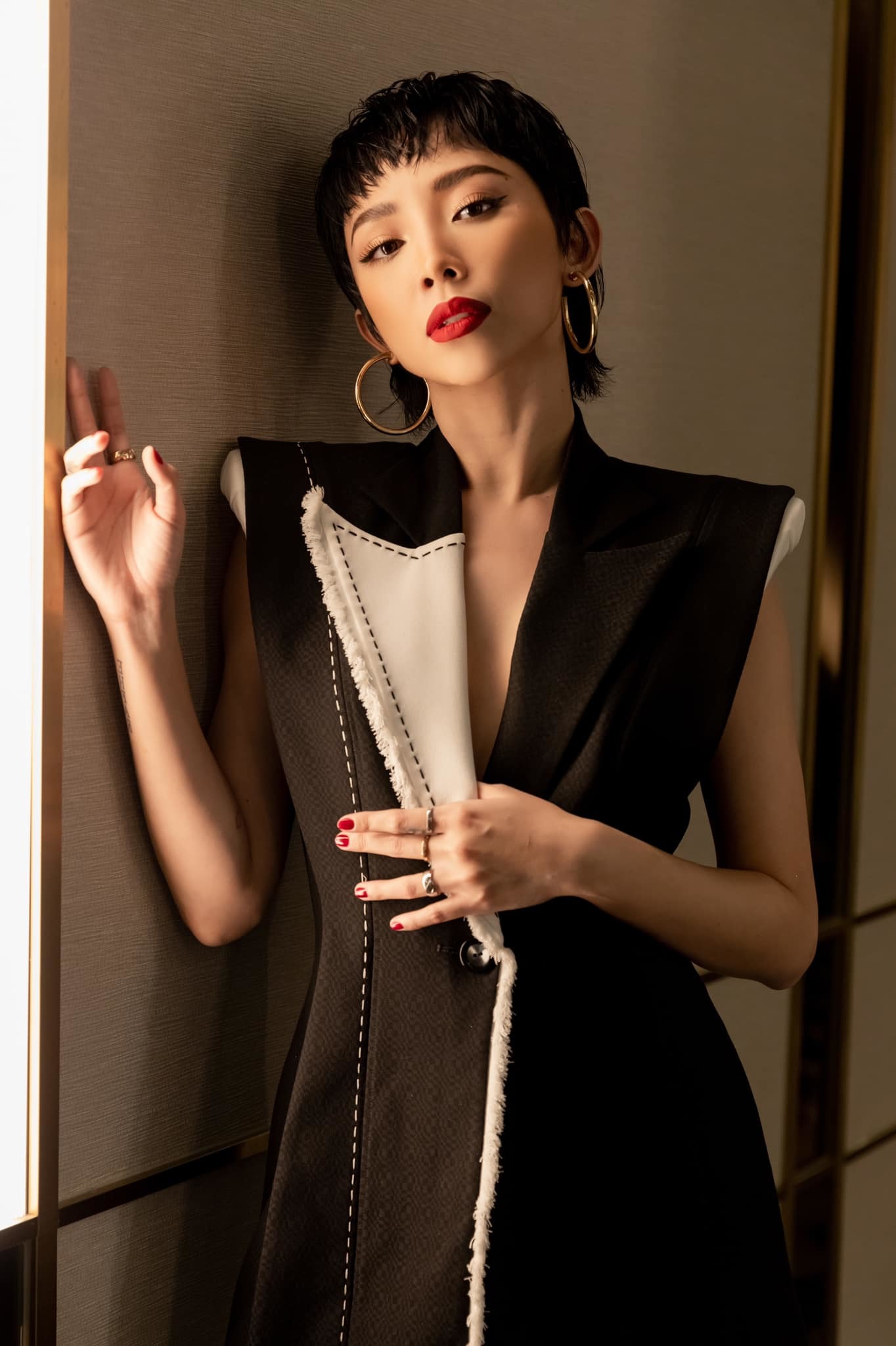 Nữ ca sĩ từng ủng hộ chuyện bà Phương Hằng bị 'cấm ngôn' vội 'quay xe' sau khi bảo vệ Hồ Văn Cường 2 Nữ ca sĩ từng ủng hộ chuyện bà Phương Hằng bị 'cấm ngôn' vội 'quay xe' sau khi bảo vệ Hồ Văn Cường 2