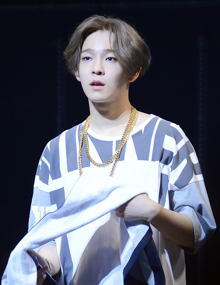 Nam Tae Hyun( Winner) xuất hiện với gương mặt ngây thơ, vẻ ngoài đáng yêu cùng cổ cao và rắn luôn rất được các fan xăm soi.