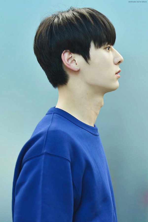 Hwang Min Hyun (NU'EST/Wanna One ngoài sở hữu thân hình chuẩn chỉnh của người mẫu thì nam thần này còn có chiếc cổ dài đầy quyến rũ khiến không ít người ao ước.