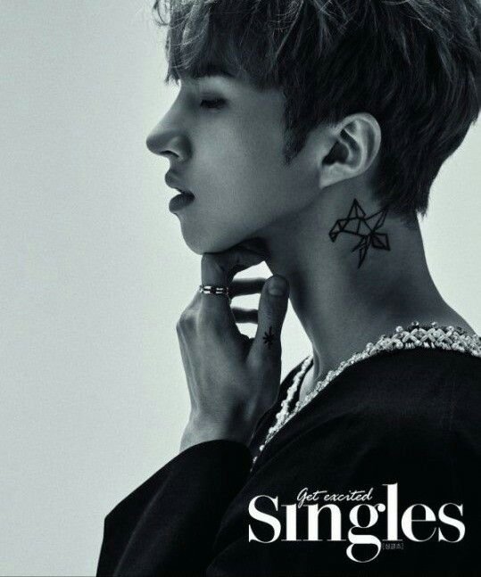 Ken (VIXX) không thể thiếu trong dàn mỹ nam sở hữu chiếc cổ đẹp kết hợp với vẻ đẹp lai tây khiến nam ca sĩ nổi bật mỗi lần xuất hiện.