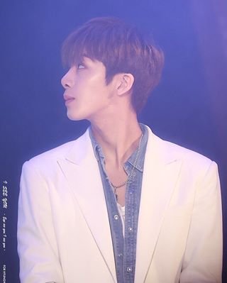 Hyung Won (Monsta X) vốn là mỹ nam sở hữu gương mặt trẻ con cùng với đôi môi quyến rũ. Đặc biệt chiếc cổ dài đẹp khiến nhiều người ghen tỵ.