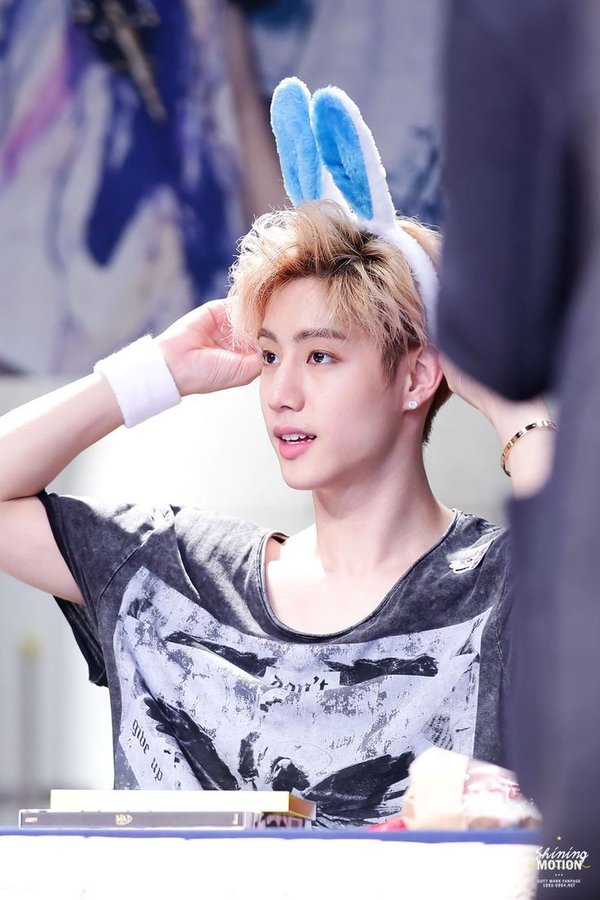 Mark (GOT7) cũng được biết đến là idol sở hữu chiếc cổ dài quyến rũ ngoài thân hình săn chắc và gương mặt 'búng ra sữa'.