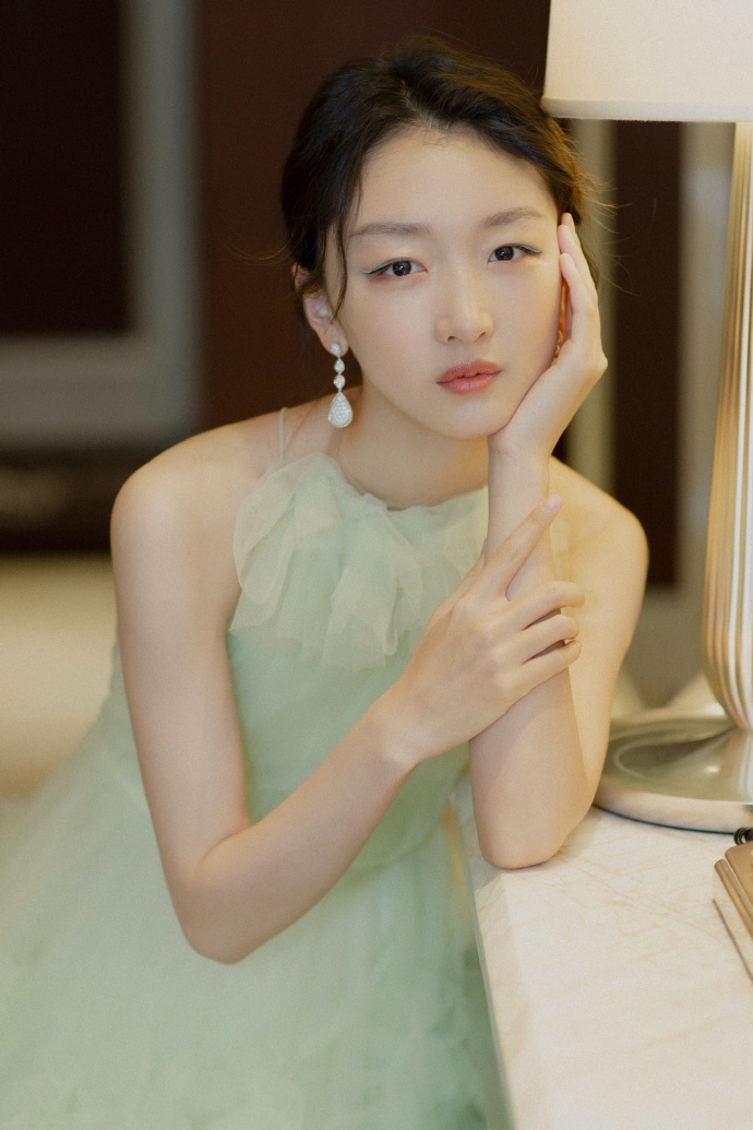 Châu Đông Vũ cũng xuất thân từ Bắc Điện. Dù không sở hữu nhan sắc như những tiểu hoa trong Cbiz nhưng Châu Đông Vũ lại có diễn xuất thiên bẩm khiến cô giành được giải Tam kim Ảnh hậu trong lĩnh vực điện ảnh.