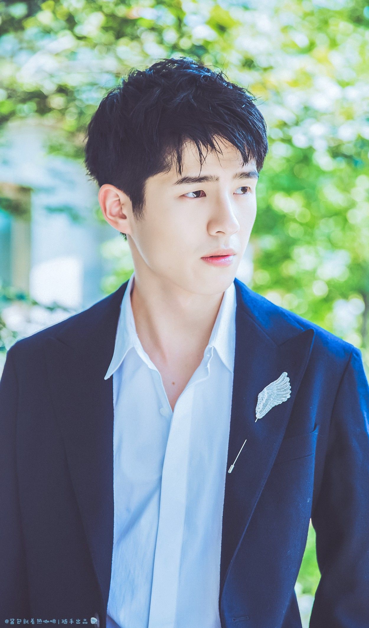 Lưu Hạo Nhiên tốt nghiệp Học viện Hý kịch Trung ương năm 2015. Không chỉ sở hữu ngoại hình điển trai mà Lưu Hạo Nhiên còn là diễn viên nhận được nhiều lời khen ngợi về diễn xuất. Đây là ngôi sao sáng trong dàn diễn viên trẻ.