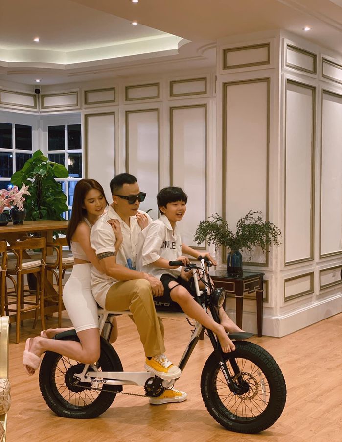 Ngọc Trinh và Vũ Khắc Tiệp thoải mái nô đùa bên con trai nuôi. Ảnh FBNV Ngọc Trinh và Vũ Khắc Tiệp thoải mái nô đùa bên con trai nuôi. Ảnh FBNV