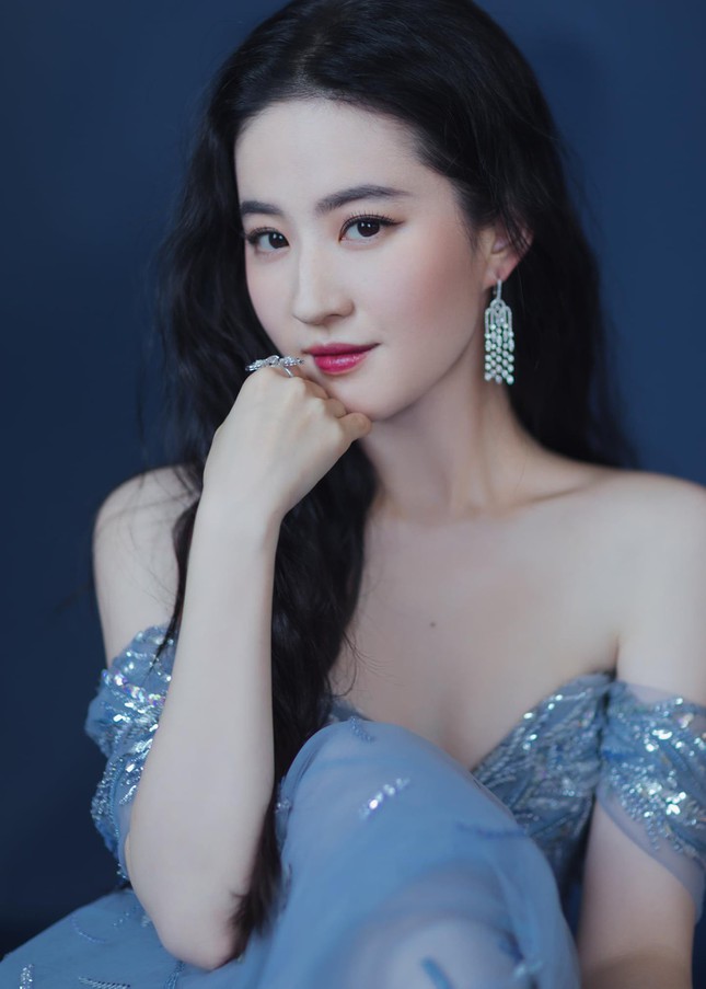 Nhắc đến mỹ nhân có khí chất quý tộc chắc chắn phải nhắc đến Lưu Diệc Phi. Được mệnh danh là 'thần tiên tỷ tỷ' của showbiz Hoa ngữ, Lưu Diệc Phi luôn không khiến người hâm mộ thất vọng về nhan sắc thanh tao, nhẹ nhàng.