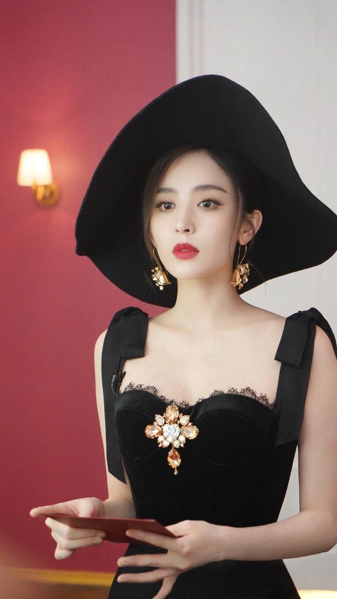 Trong dàn mỹ nhân Tân Cương sở hữu khí chất quý tộc chắc chắn không thể quên Cổ Lực Na Trát. Đây là nữ diễn viên có sự tổng hợp hài hòa giữa nét đẹp hiện đại phương Tây và sự mềm mại của phụ nữ Á Đông.