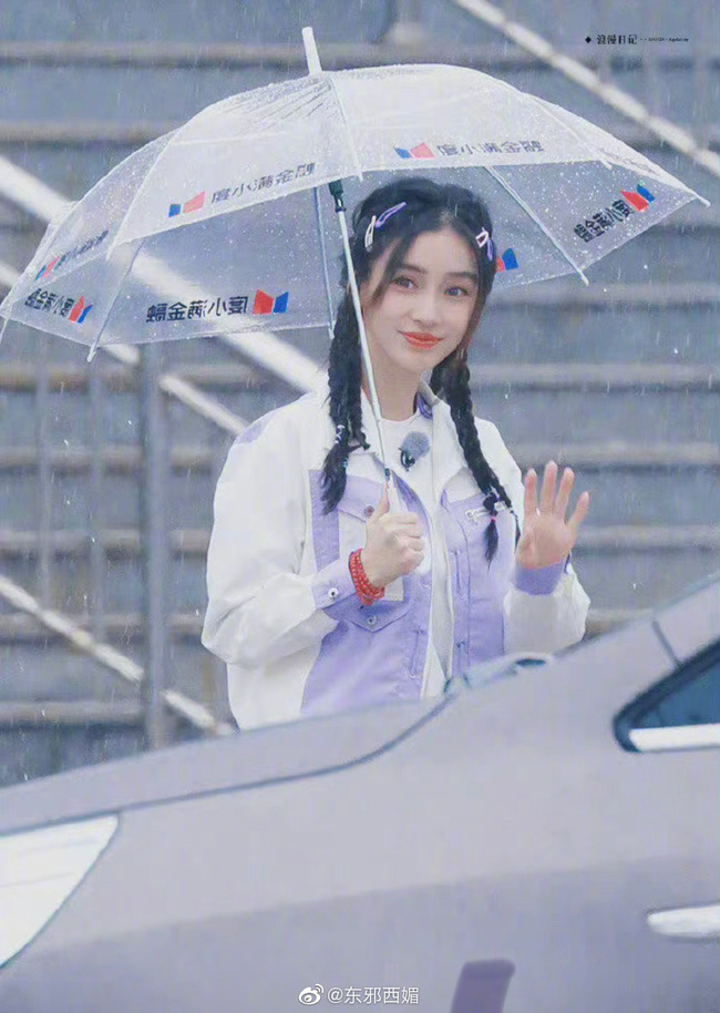 Angela Baby cũng tạo hình với chiếc ô trong suốt cùng phong cách như nữ sinh khiến dân tình trầm trồ không ngớt.