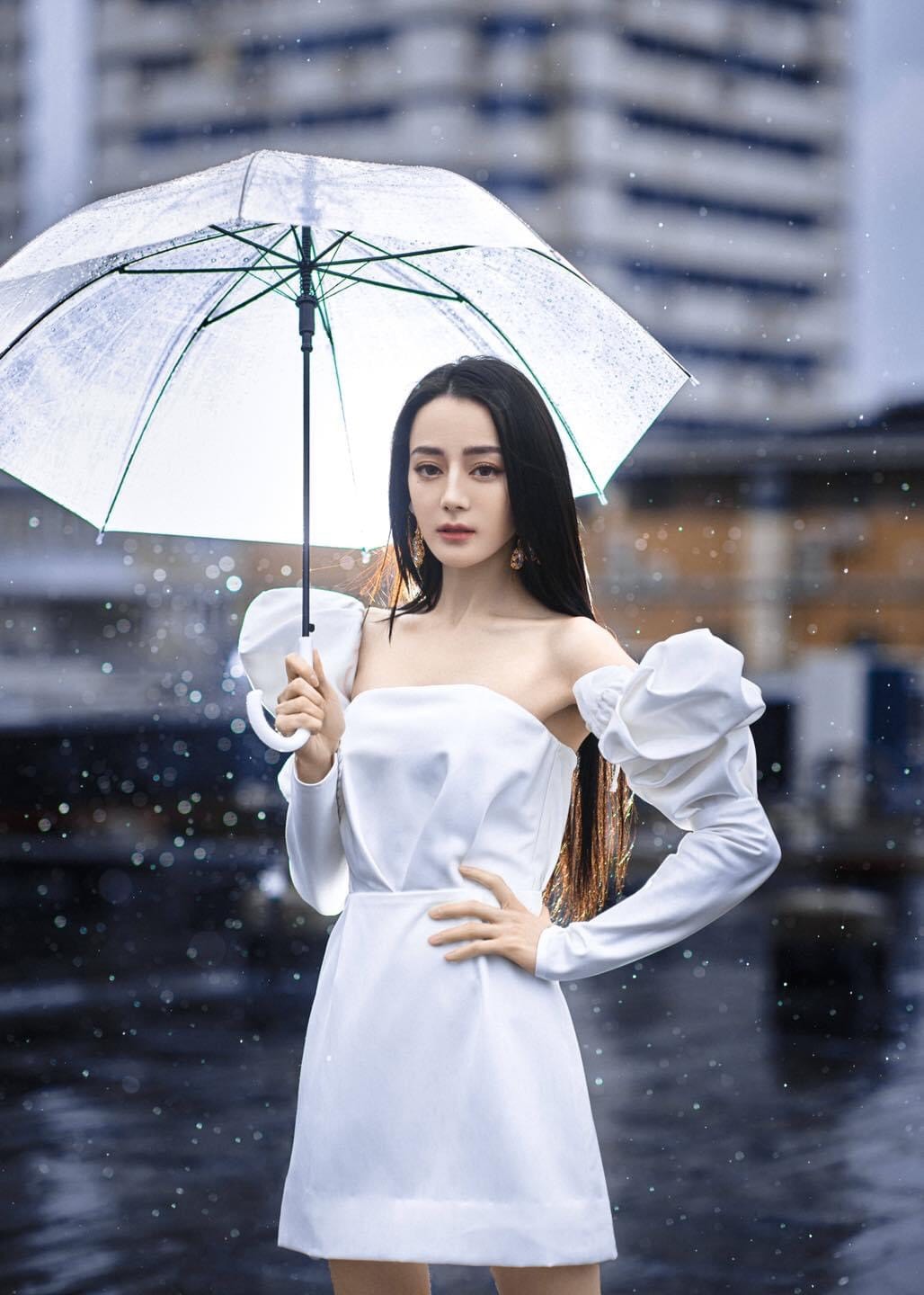 Mới đây, Địch Lệ Nhiệt Ba gây sốt với bộ ảnh váy trắng tạo hình với ô trong suốt khiến nhiều người hâm mộ mê mẩn. Dù sở hữu nhan sắc xinh đẹp cũng thân hình mảnh mai nhưng nhiều người hâm mộ lại chê cô hơi gầy như bộ xương di động.