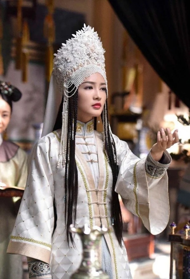 Nhắc đến những mỹ nhân lạnh lùng của Cbiz trên màn ảnh thì chắc chắn không thể không nhắc đến hình ảnh công chúa Hàn Hương Kiến của bộ tộc Hàn trong 'Hậu cung Như Ý truyện' với nhan sắc xinh đẹp không góc chết.