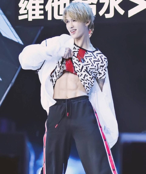 Chu Chính Đình là một trong những idol đang nổi sở hữu lượng người hâm mộ nhất nhì làng giải trí Hoa ngữ. Sở hữu gương mặt phi giới tính, trông Chu Chính Đình ngọt ngào, mong manh như tiên tử thế nhưng lại có thân hình gợi cảm khiến dân tình quyến rũ.