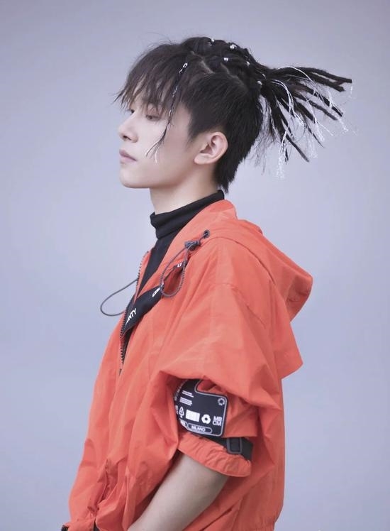 Dịch Dương Thiên Tỷ cũng đốn tim người hâm mộ với tạo hình tết tóc kiểu châu Phi đầy cá tính và năng động. Đặc biệt góc nghiêng thần thánh của thành viên nhóm TFBoys khiến dân tình xốn xang.