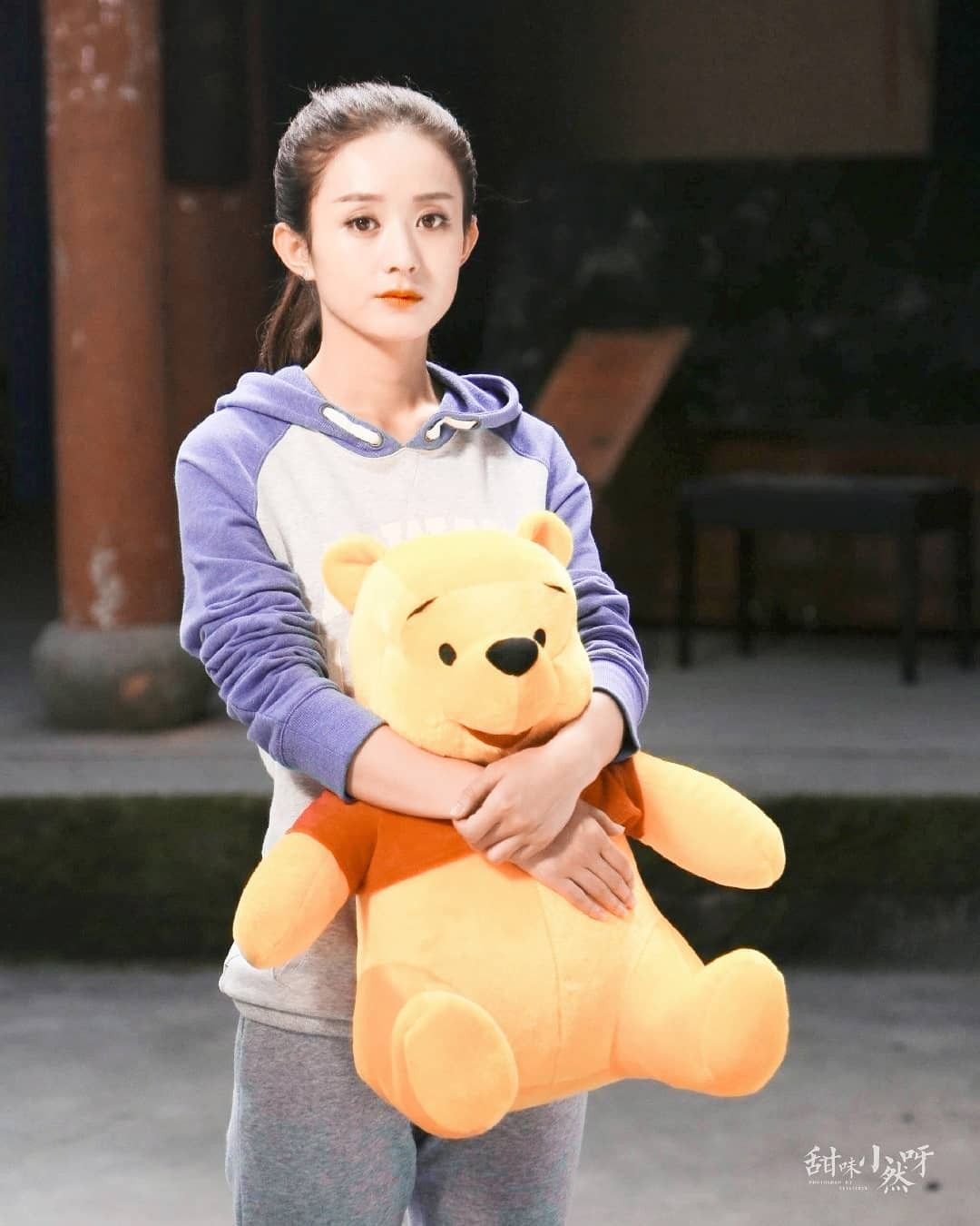 Triệu Lệ Dĩnh cũng từng xuất hiện trong tạo hình với thú bông khiến dân tình không ngừng xuýt xoa về nhan sắc trong trẻo thêm chút đáng yêu của bà mẹ 1 con.