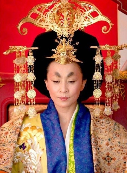 Trùm cuối mới gây mất ngủ chính là đôi lông mày của Lưu Gia Linh. Vào vai Võ Tắc Thiên trong 'Địch nhân kiệt thông thiên đế quốc', Lưu Gia Linh trở nên khôi hài với tạo hình từ trang phục, tóc tai rườm rà đến đôi lông mày như hai vết nhọ nồi bôi vào.