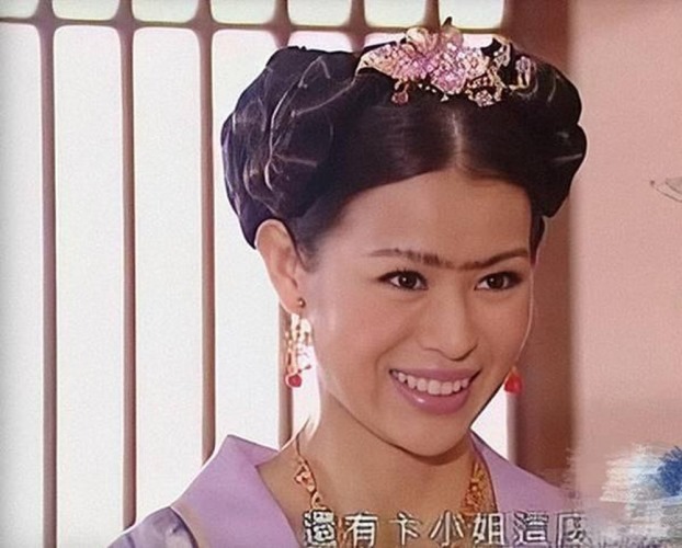 Hồ Hạnh Nhi cũng là một trong những nữ diễn viên xinh đẹp của đài TVB. Không chỉ sở hữu ngoại hình xinh đẹp mà diễn xuất của Hồ Hạnh Nhi cũng nhận được lời khen của người hâm mộ. Tuy nhiên, tạo hình kiểu chân mày nối dài trong phim đến nay của cô vẫn khiến người xem không hiểu mục đích kẻ ngang như thế này là gì?