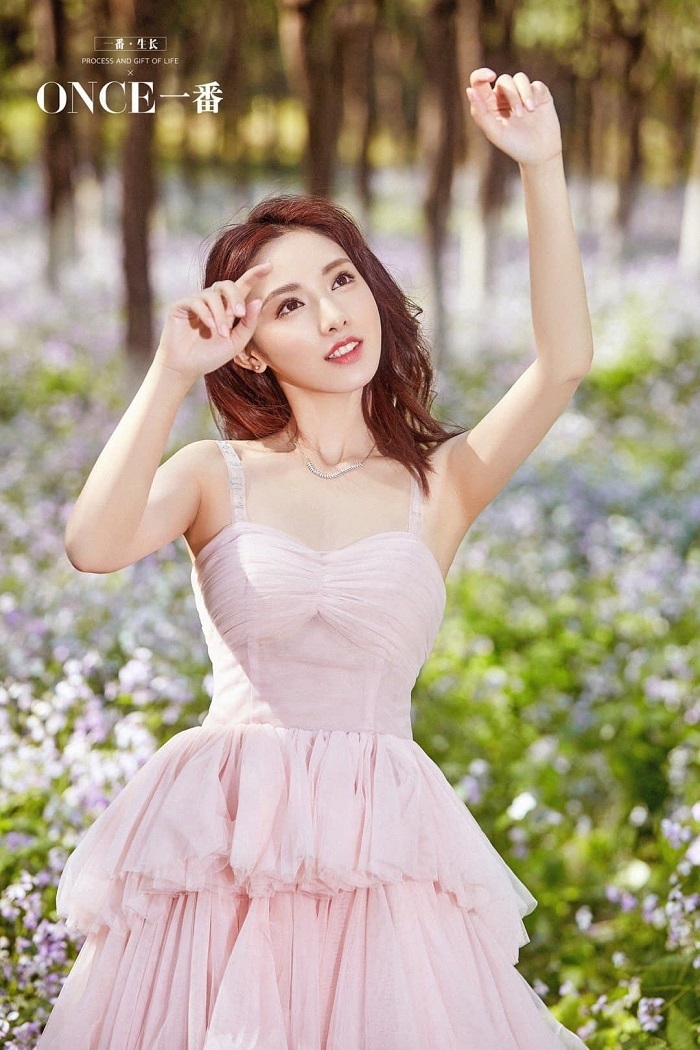 Bành Tiểu Nhiễm không chỉ xinh đẹp mà còn cao 1m68.