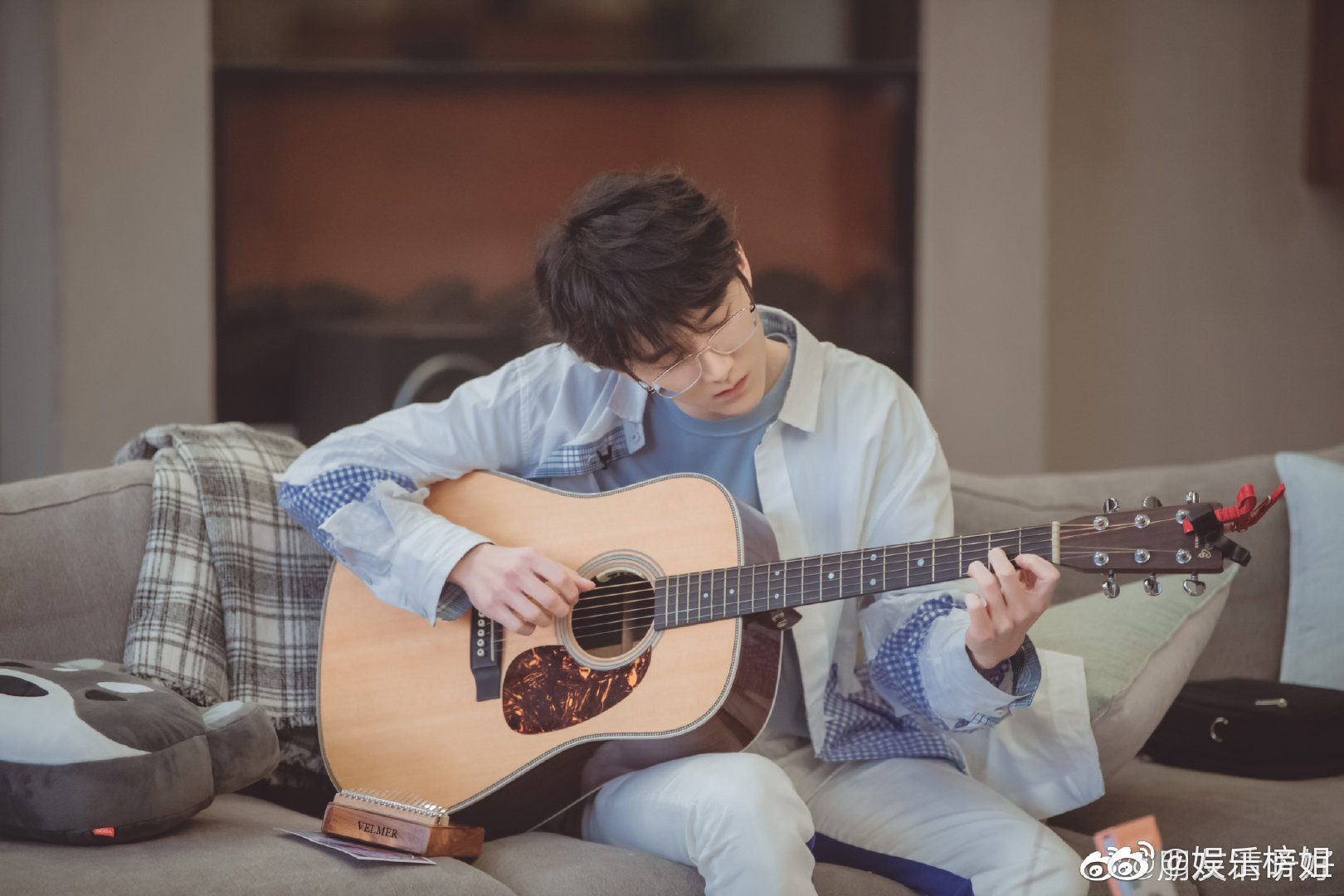 Chỉ với một khoảnh khắc ngồi chơi đàn vu vơ của Trương Tân Thành cũng đủ làm tụt mức chịu đựng của hội fan nữ. Đây cũng là người tình trong mộng của bao nhiêu cô gái.